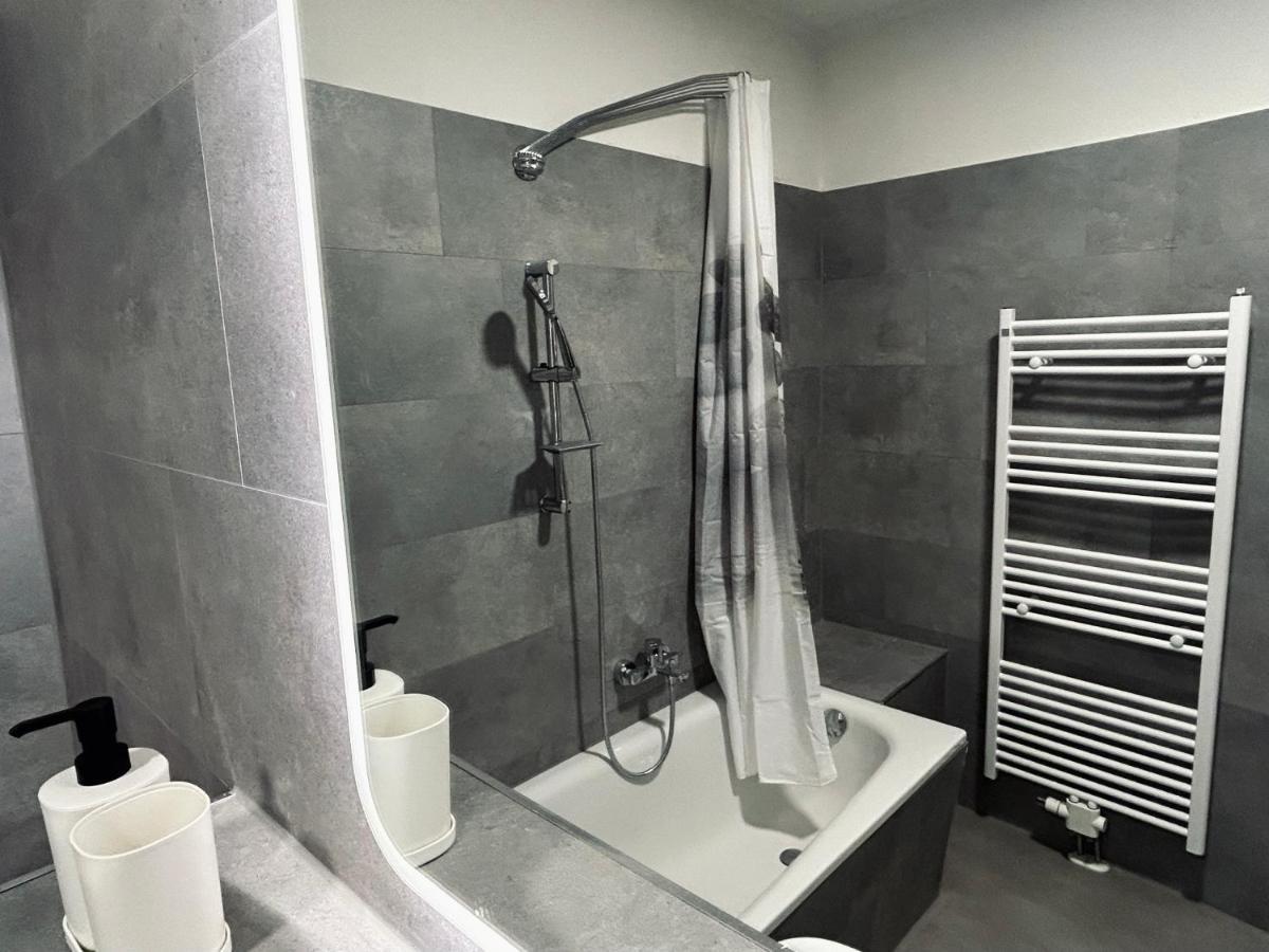 2 Schlafzimmer-Balkon-Kueche-Parkplatz-Designerbad Lipsko Exteriér fotografie